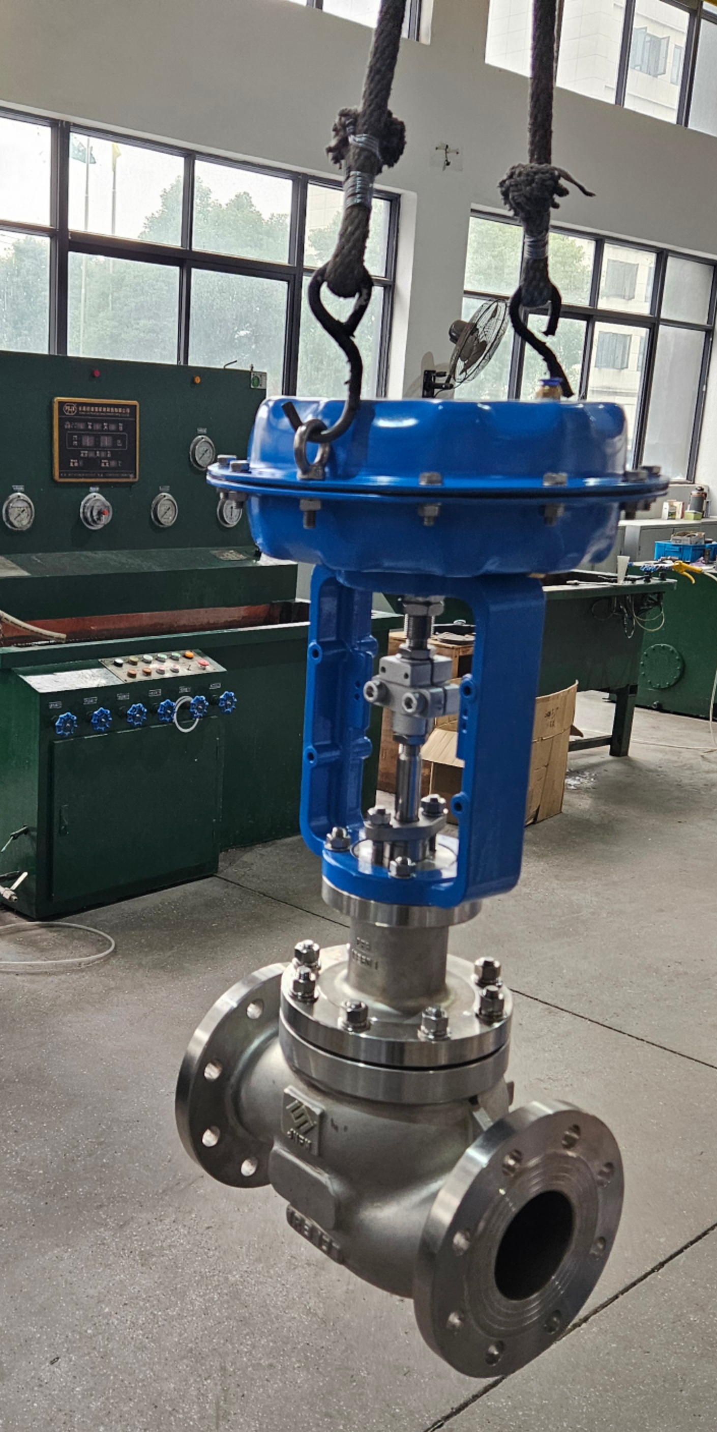 Small DN control valve for data center cooling systems