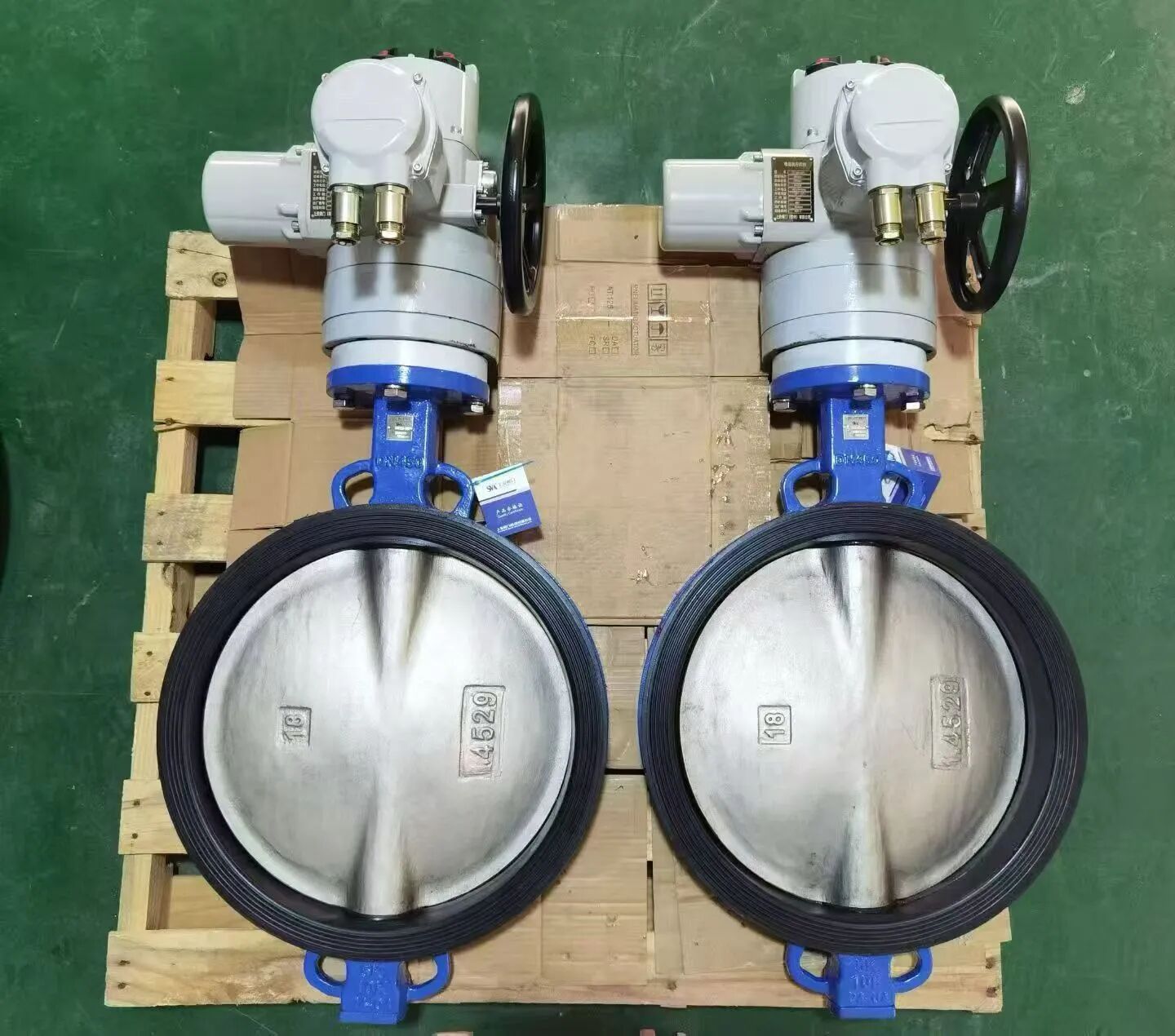 Motorized butterfly valve with electric actuator